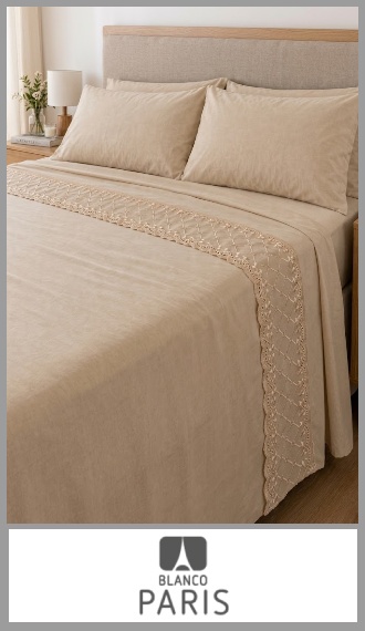 Juego de sábanas para colchón de 2 1/2 plazas (sabana ajustable 1.40mx1.90m/plana 2.35mx2.10m/fundas 50cmx75cm), confeccionado en 100% poliéster de textura fresca, suave y liviana. Su elegante guarda bordada en broderié al tono aporta un detalle decorativo y sofisticado para vestir la cama en primavera y verano. Presentación individual compacta en estuche transparente con visor de pvc con cierre. Disponible en una amplia gama de colores lisos surtidos