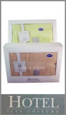 Juego HOTEL de toalla y toallon en 100% algodón pesado de 550 gr/m2. Toalla de 50x90 cm y taollon de 80cm x 150 cm, en colores surtidos. Pack por unidad en bolsa de pvc con cierre