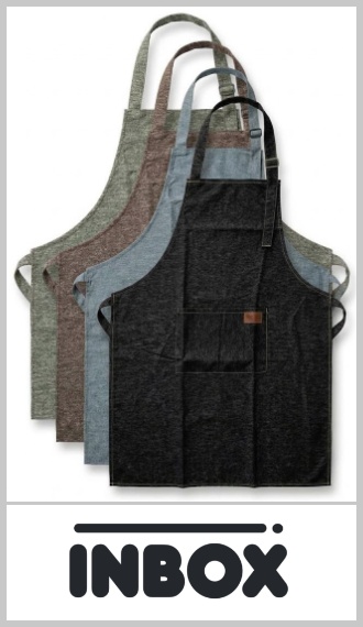 Delantal de cocina INBOX en poliéster, con pechera y bolsillo central. Su material lo hace práctico para proteger la ropa de salpicaduras y manchas, y se limpia fácilmente con un paño húmedo. Ideal para cocinar, lavar la vajilla o tareas de limpieza. De medidas aproximadas 66cm x 71cm. Disponible en colores surtidos. Pack por unidad.
