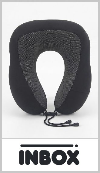 Almohada de viaje para adultos pillow soft con altura posterior INBOX .  Exterior gamuzado y relleno con memory foam. Diseñada para encajar cómodamente alrededor del cuello y brindar confort. Cuenta con broche ajustable y cordón. Pack por unidad.
Medida 30cm x 30cm x 8 cm 
Colores surtidos igual a la imagen
