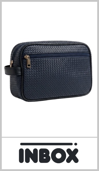 Portacosméticos INBOX con cierre, práctico para organizar y transportar productos de maquillaje, cuidado personal o artículos de higiene. Cuenta con bolsillo exterior con cierre y manija de agarre lateral para llevarlo con comodidad. Ideal para el hogar o para viajes. De medidas aproximadas 22cm x 15cm x 9cm. Pack por unidad.