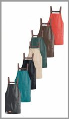 Delantal de cocina en plastico, con pechera y bolsillo central, tamaño aproximado de 66cm x 70cm, en colores surtidos, pack por unidad.