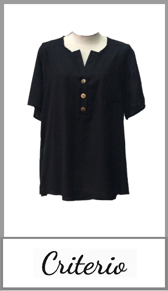 Blusa CRITERIO para mujer, en fibrana manga corta, con cartera de 3 botones y bolsillo, en distintos colores en talles especiales 6, 8, 10, 12 y 14. Pack por unidad en percha.
