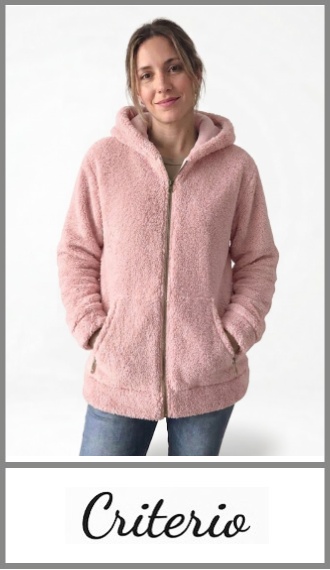 Campera CRITERIO para mujer, en corderito con capucha, dos bolsillos delanteros, cierre completo, en talles especiales 4, 6, 8, 10 y 12. Pack por unidad en percha.