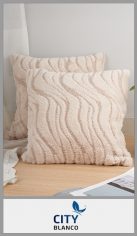 Funda de almohadón de felpa segun imagen. Con cierre para agregar el relleno y sacarlo para lavar. Colores surtidos. Medida: 45cm x 45cm. Pack por DOS unidades del mismo color. Precio por unidad