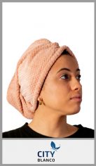 Turbante salida de baño para mujer. Confeccionado en microfibra rayada, Tamaño: 28cm x 65cm. Pack por unidad en cajita individual.