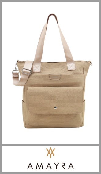 Cartera Negra AMAYRA de PU y POLIESTER de gran calidad. contiene dos asa de agarre y correa regulable y desmontable de PU y totalmente forrada en su interior y un bolsillo interno plano, tiene 3 bolsillos 1con cierre plano uno en el interior y otro en el exterior con cierre de solapa con cierre de boton imantaddo y un bolsillo principal con cierre . 
Pack por unidad 
Medida 33.00 cm x 30.00 cm x 14.00 cm