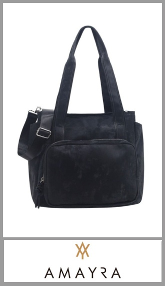 Cartera Negra AMAYRA de POLIESTER de gran calidad. contiene dos asa de agarre y correa regulable y desmontable de poliester, totalmente forrada en su interior y un bolsillo interno plano, tiene 3 bolsillos un con cierre plano uno en el interior y otro en el exterior con cierre de cierre y un bolsillo principal con cierre . 
Pack por unidad 
Medida 29.00 cm x 37.00 cm x 14.00 cm