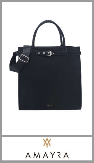 Cartera Negra AMAYRA de PU y POLIESTER de gran calidad. contiene dos asa de agarre y correa regulable y desmontable de PU y totalmente forrada en su interior y un bolsillo interno plano, tiene 3 bolsillos 2 con cierre plano uno en el interior y otro en el exterior y un bolsillo principal con cierre . 
Pack por unidad 
Medida 35.00 cm x 32.00 cm x 10.00 cm
