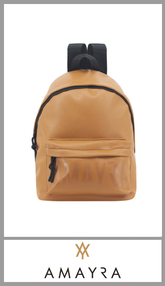 Mochila Amayra suela de mujer de tela plastica engomada, forrada en su interior con agarradera y correras regulables con cierre , con un bolsillo en su exterior con cierre. Viene por unidad. 
33.50cm X 26.00cm  X 15.00cm