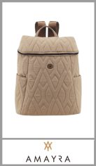 Mochila AMAYRA para mujer, confeccionada en nylon acolchonado de gran calidad, totalmente forrada en su interior, con un bolsillo interno. Cuenta con un bolsillo princial con cierre y dos bolsillos laterales .Con correas regulables. 
Excelentes detalles y terminaciones según imagen. 
Pack por unidad
Medida 33cm X 28cm X 14cm