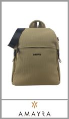 Mochila AMAYRA para mujer, confeccionada en Poliester tramado de gran calidad, totalmente forrada en su interior, con un bolsillo interno. Con un bosillos con cierre en su exterior , mas un bolsillo exterior sin cierre y una solapa en su exterior para mejor cierre .Con correas regulables. Excelentes detalles y terminaciones según imagen. Pack por unidad. Medida 35cm x 27cm x 15cm