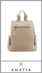 Mochila AMAYRA para mujer, confeccionada en Pu de gran calidad, totalmente forrada en su interior, con un bolsillo interno. Con un bolsillo con cierre en su exteriorn un bolsillo principal con cierre de tipo boca de pez , un bolsillo plano y dos bolsillos laterales con cierre.Con correas regulables. 
Excelentes detalles y terminaciones según imagen. 
Pack por unidad
Medida 40cm X 29cm X 13cm