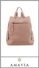 Mochila AMAYRA para mujer, confeccionada en Pu de gran calidad, totalmente forrada en su interior, con un bolsillo interno. Con un bolsillo con cierre en su exteriorn un bolsillo principal con cierre de tipo boca de pez , un bolsillo plano y dos bolsillos laterales con cierre.Con correas regulables. 
Excelentes detalles y terminaciones según imagen. 
Pack por unidad
Medida 40cm X 29cm X 13cm