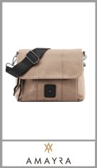 Cartera AMAYRA para mujer, confeccionada en poliester de gran calidad, totalmente forrada en su interior, con un bolsillo y un organizador interno con cierre y Solapa frontal con doble cierre con boton imantado y cierre en su interior, cuenta con una correa regulable.
Excelentes detalles y terminaciones según imagen. Pack por unidad.
Tamaño 18cm X 24cm  X 9cm