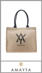 Bolso playero AMAYRA para mujer, confeccionado de YUTE impreso con motivo en color negro, contiene dos asas para colgar en color negro y cierre con velcro de gran calidad. 
Apto para actividades al aire libre. 
Medidas 35cm x 40cm x 22cm