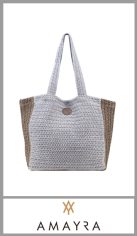 Bolso playero AMAYRA para mujer, contiene dos asas para colgar y cierre con boton imantado de gran calidad. 
Apto para actividades al aire libre. 
Medidas 36 cm X 50cm X 17 cm