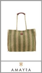 Bolso playero AMAYRA para mujer, contiene dos asas para colgar y cierre con boton imantado de gran calidad. 
Apto para actividades al aire libre. 
Medidas 34 cm X 44 cm X 15 cm