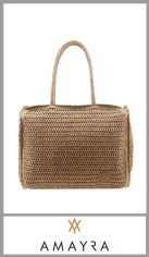 Bolso playero AMAYRA para mujer, forrado en su interior, contiene dos asas para colgar y contiene cierre de gran calidad. 
Apto para actividades al aire libre. 
Medidas 36 cm X 43 cm X 17 cm