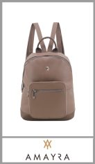 Mochila AMAYRA para mujer, confeccionada en Pu de gran calidad, totalmente forrada en su interior, con un bolsillo  y organizador pequeño interno. Con un bolsillo con cierre en su exterior un bolsillo principal con cierre, dos bolsillos exteriores con cierre. Con correas regulables para mochila y contiene una tira regulable y desmontable. . 
Excelentes detalles y terminaciones según imagen. 
Pack por unidad
Medida 33cm X 31cm X 13cm