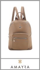 Mochila AMAYRA para mujer, confeccionada en Pu de gran calidad, totalmente forrada en su interior, con un bolsillo  y organizador pequeño interno. Con un bolsillo con cierre en su exterior un bolsillo principal con cierre, dos bolsillos exteriores con cierre. Con correas regulables para mochila y contiene una tira regulable y desmontable. . 
Excelentes detalles y terminaciones según imagen. 
Pack por unidad
Medida 33cm X 31cm X 13cm
