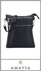 Cartera morral Negra AMAYRA de PU de gran calidad,completamente forrada en su interior.  
Contiene una tira regulable y desmotable dos bolsillos frontales con cierre, un bolsillo plano del lado de atras y un bolsillo princial con un bolsillo interno con cierre.
Pack por unidad 
Medida 25cm x 22cm x 4cm