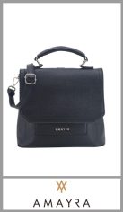 Cartera morral negra AMAYRA para mujer, confeccionada en Pu de gran calidad, totalmente forrada en su interior, con un bolsillo y un organizador interno con cierre en su interior y Solapa frontal con doble cierre con boton imantado y cierre en su interior, cuenta con un asa y  una correa regulable.
Excelentes detalles y terminaciones según imagen. Pack por unidad.
Tamaño 22cm X 27cm  X 9cm