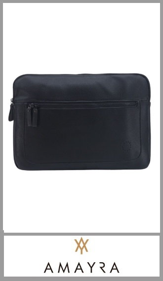 Funda portanotebook AMAYRA, contiene dos bolsillos uno para la computadora y otro en el frente ambos con cierre.
Excelentes detalles y terminaciones según imagen. Pack por unidad. 
MEDIDAS: 27cm  X 26cm X 2cm