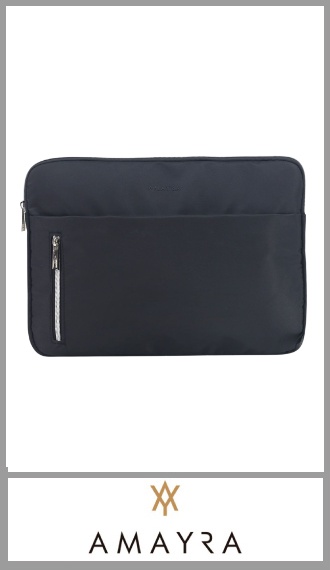 Funda portanotebook AMAYRA, contiene dos bolsillos uno para la computadora y otro en el frente ambos con cierre.
Excelentes detalles y terminaciones según imagen. Pack por unidad. 
MEDIDAS: 27cm  X 26cm X 2cm