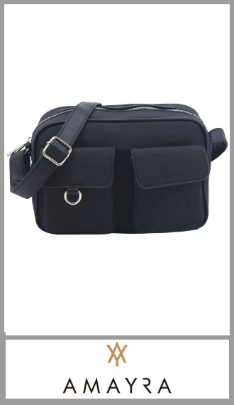 Cartera NEGRA  AMAYRA para mujer, confeccionada en Pu de gran calidad, totalmente forrada en su interior, con un bolsillo plano en su interior con cierre, cuenta con dos bolsillos exteriores, cuenta con una correa regulable.
Excelentes detalles y terminaciones según imagen. Pack por unidad.
Tamaño 17cm  X 25cm  X  10cm