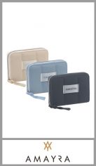 Billetera amayra con varios compartimentos y cierre perimetral. Divisores y tarjetero Medidas: 13cm x 9cm. Colores surtidos. Pack por unidad.