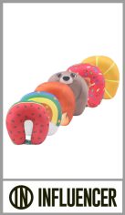 Almohada de viaje para adultos pillow soft INFLUENCER, exterior 100% poliester y relleno 100% polipropileno . Diseñada para encajar cómodamente alrededor del cuello y brindar confort. Cuenta con broche de cierre. Pack por unidad.
Medida 29cm X 30cm X 9 cm 
Motivos surtidos igual a la imagen