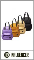 Mochila INFLUENCER en tela tipo inflable en colores lisos surtidos,  con un bolsillo de carga superior y otro para carga frontal. Incluye dos bolsillo laterales portabotellas, contiene manijas para llevar tipo bolso. 
 Tamaño 42cm x 30 cm x 13 cm.
 Pack por unidad, colores surtidos.