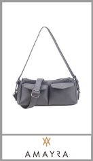 Cartera AMAYRA para mujer, confeccionada en Pu de gran calidad, totalmente forrada en su interior, con un bolsillo plano en su interior con cierre, cuenta con dos bolsillos exteriores, cuenta con dos asas y  una correa regulable.
Excelentes detalles y terminaciones según imagen. Pack por unidad.
Tamaño 17cm  X 27cm  X  9cm