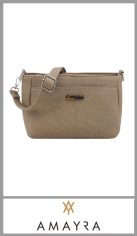 Cartera AMAYRA para mujer, confeccionada en poliester de gran calidad, totalmente forrada en su interior, con un bolsillo plano con cierre en su interior, cuenta con un cierre pincipal y dos bolsillos planos en su exterior uno con cierre.  cuenta con una correa regulable.
Excelentes detalles y terminaciones según imagen. Pack por unidad.
Tamaño 16cm  X 25cm  X  10.00cm