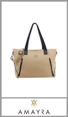 Cartera Camel AMAYRA de PU de gran calidad. contiene dos asa de agarre y una una desmontable, con su interior completamente forrado con bolsillo interno plano.
Contiene dos bolsillos con cierre planos externos y dos bolsillos a los costados. 
Pack por unidad 
Medida 43cm x 28cm x 17cm