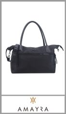 Cartera Negra AMAYRA de PU y POLIESTER de gran calidad. contiene dos asa de agarre y correa regulable y desmontable de PU y totalmente forrada en su interior y un bolsillo interno plano, tiene 4 bolsillos con cierre plano dos a los costados y dos alrededor. 
Pack por unidad 
Medida 29.cm x 39cm x 13cm