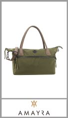 Cartera verde AMAYRA de PU y POLIESTER de gran calidad. contiene dos asa de agarre y correa regulable y desmontable de PU y totalmente forrada en su interior y un bolsillo interno plano, tiene 4 bolsillos con cierre plano dos a los costados y dos alrededor. 
Pack por unidad 
Medida 29.cm x 39cm x 13cm