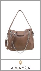 Cartera VISON AMAYRA de PU de gran calidad.con un bolsillo principal con cierre y un asa de agarre y una desmontable, contiene bolsillo interno plano y uno externo plano con cierre y contiene cierre con boton imantado. Pack por unidad Medida 22cm x 30cm x 8cm