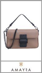 Cartera AMAYRA para mujer, confeccionada en Pu de gran calidad, totalmente forrada en su interior, con un bolsillo y un organizador interno con cierre en su interior y Solapa frontal con doble cierre con boton imantado y cierre en su interior, cuenta con un asa y  una correa regulable.
Excelentes detalles y terminaciones según imagen. Pack por unidad.
Tamaño 15cm X 24cm  X 8cm
