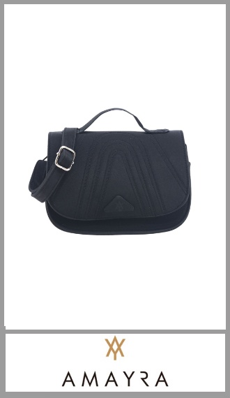Cartera morra NEGRA  AMAYRA para mujer, confeccionada en Pu de gran calidad, totalmente forrada en su interior, cuenta con un cierre en el bolsillo principal y cuenta con una solapa con cierre de boton imantado y una correa regulable y una manija de mano.
Excelentes detalles y terminaciones según imagen. Pack por unidad.
Tamaño 15cm x 22cm x 8cm