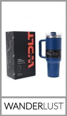 Vaso térmico WANDERLUST de acero doble capa. Autorizado INAL. Tapa a presión con silicona, con bombilla y manija de agarre. Incluye packaging y stickers para personalizar. Capacidad: 1200ml. Pack por unidad en cajita individual.