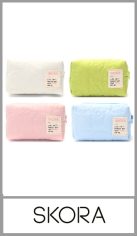 Portacosméticos SKORA con cierre de material matelasse con flores,contiene etiqueta estampada en el frente, tiene un amplio compartimiento
Tamaño 15cm x 10cm x 11cm
Colores surtidos. 
Pack por unidad.