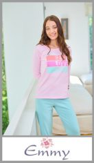 Pijama EMMY manga larga pantalon largo, casaca lisa con estampa central, cuello redondo, colores surtidos en talles S, M, L y XL. Pack por unidad.