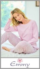 Pijama EMMY manga larga pantalon largo estampado, casaca lisa, cuello redondo, colores surtidos en talles S, M, L y XL. Pack por unidad.