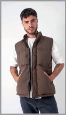 Chaleco OUTLET de invierno para hombre con dos bolsillos en el frente, en 100% poliéster en colores beige, marron y negro y talles S, M, L, XL y 2XL. Pack por unidad.