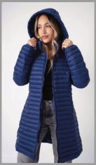 Campera OUTLET larga de invierno para mujer. Cuenta con dos bolsillos exteriores con cierre y capucha desmontable, en colores surtidos. En 100% poliéster Talles S, M, L, XL y 2 XL. Pack por unidad.