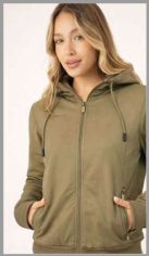 Campera OUTLET para mujer, en softshell con forro interior tipo polar, con dos bolsillos exteriores con cierre, con capucha, en colores surtidos. Talles S, M, L, XL y 2XL. Pack por unidad.
