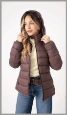 Campera OUTLET de invierno para mujer, capucha desmontable con terminacion soft, con dos bolsillos exteriores con cierre, en 100% poliéster colores negro, marrón y beige y  en talles S, M, L XL y 2XL. Pack por unidad.