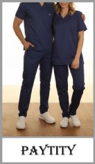 Ambo PAYTITY sanitario para práctica médica color azul marino, en alg/pol, casaca manga corta cuello en V con bolsillo superior y dos laterales, y pantalón cintura elastizada con cordón, dos bolsillos sastre y un bolsillo posterior aplicado en colores blanco, celeste, azul marino y verde y talles S, M, L, XL y 2XL. Pack por unidad.